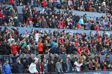 Fotos del búscate en la grada del Osasuna - Nàstic
