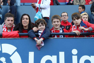 Fotos del búscate en la grada del Osasuna - Nàstic
