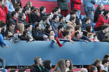 Fotos del búscate en la grada del Osasuna - Nàstic