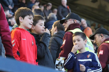 Fotos del búscate en la grada del Osasuna - Nàstic