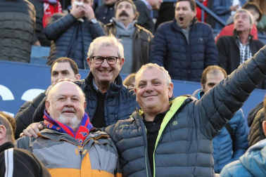 Fotos del búscate en la grada del Osasuna - Nàstic