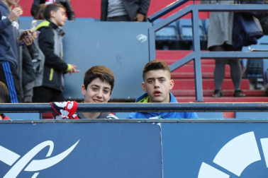 Fotos del búscate en la grada del Osasuna - Nàstic