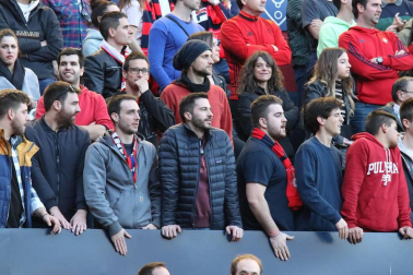 Fotos del búscate en la grada del Osasuna - Nàstic
