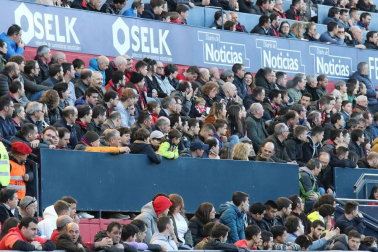 Fotos del búscate en la grada del Osasuna - Nàstic