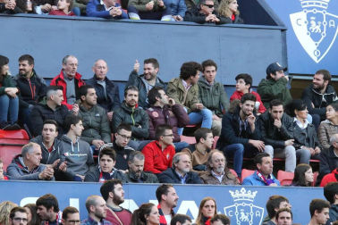 Fotos del búscate en la grada del Osasuna - Nàstic
