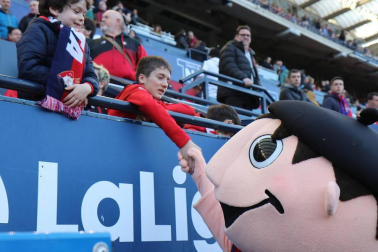 Fotos del búscate en la grada del Osasuna - Nàstic