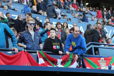 Fotos del búscate en la grada del Osasuna - Nàstic