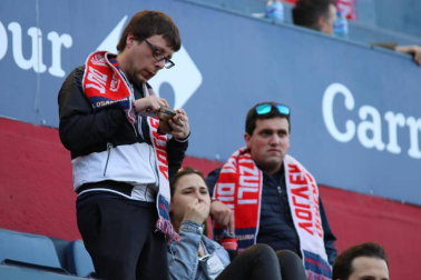 Fotos del búscate en la grada del Osasuna - Nàstic