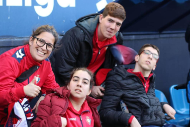 Fotos del búscate en la grada del Osasuna - Nàstic