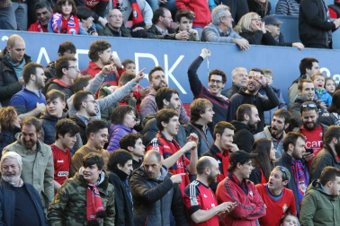 Fotos del búscate en la grada del Osasuna - Nàstic