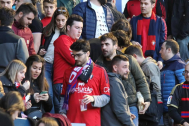 Fotos del búscate en la grada del Osasuna - Nàstic