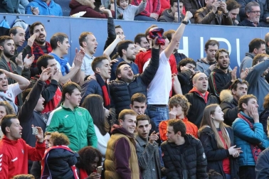 Fotos del búscate en la grada del Osasuna - Nàstic