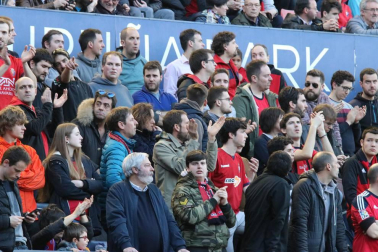 Fotos del búscate en la grada del Osasuna - Nàstic