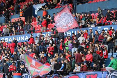 Fotos del búscate en la grada del Osasuna - Nàstic