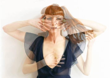 La fotógrafa pamplonesa Natalia Echeverría retrata el carácter dual de 16 mujeres en una exposición que se exhibe esta semana en Madrid.