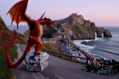 Greenpeace instala un dragón gigante en Gaztelugatxe para denunciar los vertidos de plástico al mar.