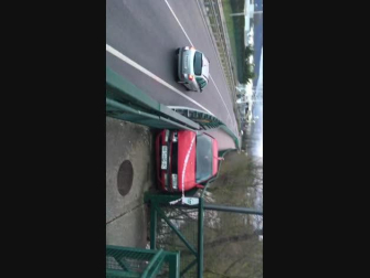 Vídeo del coche empotrado en el paseo del Arga.