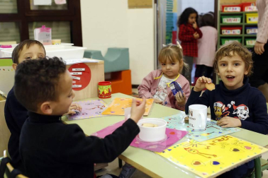 Alumnado del colegio Mendialdea I de Berriozar durante una jornada lectiva.