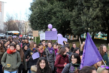 Multitudinaria manifestación por el Día de la Mujer en la capital navarra