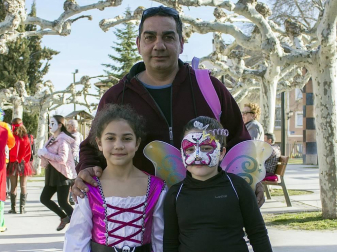 Los vecinos de Allo celebraron su fiesta de carnaval el sábado 2 de marzo. Abrió la jornada una comida organizada por Txorota en el Centro Cívico, a la que siguió el recorrido por la localidad, acompañados de la charanga local 'Los Virtuosos', con reparto de pastas y magdalenas. A la tarde, los vecinos disfrutaron de una chocolatada con bollo en el centro cívico, que dió paso a la actuación del DJ Txemi. La fiesta se cerró con discomóvil hasta la madrugada.