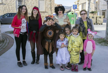 Los vecinos de Allo celebraron su fiesta de carnaval el sábado 2 de marzo. Abrió la jornada una comida organizada por Txorota en el Centro Cívico, a la que siguió el recorrido por la localidad, acompañados de la charanga local 'Los Virtuosos', con reparto de pastas y magdalenas. A la tarde, los vecinos disfrutaron de una chocolatada con bollo en el centro cívico, que dió paso a la actuación del DJ Txemi. La fiesta se cerró con discomóvil hasta la madrugada.
