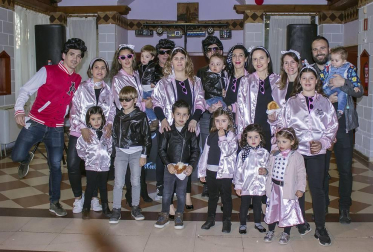 Los vecinos de Allo celebraron su fiesta de carnaval el sábado 2 de marzo. Abrió la jornada una comida organizada por Txorota en el Centro Cívico, a la que siguió el recorrido por la localidad, acompañados de la charanga local 'Los Virtuosos', con reparto de pastas y magdalenas. A la tarde, los vecinos disfrutaron de una chocolatada con bollo en el centro cívico, que dió paso a la actuación del DJ Txemi. La fiesta se cerró con discomóvil hasta la madrugada.