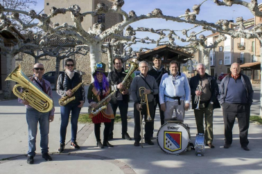 Los vecinos de Allo celebraron su fiesta de carnaval el sábado 2 de marzo. Abrió la jornada una comida organizada por Txorota en el Centro Cívico, a la que siguió el recorrido por la localidad, acompañados de la charanga local 'Los Virtuosos', con reparto de pastas y magdalenas. A la tarde, los vecinos disfrutaron de una chocolatada con bollo en el centro cívico, que dió paso a la actuación del DJ Txemi. La fiesta se cerró con discomóvil hasta la madrugada.