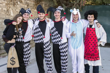 Los vecinos de Allo celebraron su fiesta de carnaval el sábado 2 de marzo. Abrió la jornada una comida organizada por Txorota en el Centro Cívico, a la que siguió el recorrido por la localidad, acompañados de la charanga local 'Los Virtuosos', con reparto de pastas y magdalenas. A la tarde, los vecinos disfrutaron de una chocolatada con bollo en el centro cívico, que dió paso a la actuación del DJ Txemi. La fiesta se cerró con discomóvil hasta la madrugada.