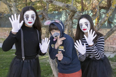 Los vecinos de Allo celebraron su fiesta de carnaval el sábado 2 de marzo. Abrió la jornada una comida organizada por Txorota en el Centro Cívico, a la que siguió el recorrido por la localidad, acompañados de la charanga local 'Los Virtuosos', con reparto de pastas y magdalenas. A la tarde, los vecinos disfrutaron de una chocolatada con bollo en el centro cívico, que dió paso a la actuación del DJ Txemi. La fiesta se cerró con discomóvil hasta la madrugada.