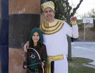 Los vecinos de Allo celebraron su fiesta de carnaval el sábado 2 de marzo. Abrió la jornada una comida organizada por Txorota en el Centro Cívico, a la que siguió el recorrido por la localidad, acompañados de la charanga local 'Los Virtuosos', con reparto de pastas y magdalenas. A la tarde, los vecinos disfrutaron de una chocolatada con bollo en el centro cívico, que dió paso a la actuación del DJ Txemi. La fiesta se cerró con discomóvil hasta la madrugada.