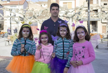Los vecinos de Allo celebraron su fiesta de carnaval el sábado 2 de marzo. Abrió la jornada una comida organizada por Txorota en el Centro Cívico, a la que siguió el recorrido por la localidad, acompañados de la charanga local 'Los Virtuosos', con reparto de pastas y magdalenas. A la tarde, los vecinos disfrutaron de una chocolatada con bollo en el centro cívico, que dió paso a la actuación del DJ Txemi. La fiesta se cerró con discomóvil hasta la madrugada.