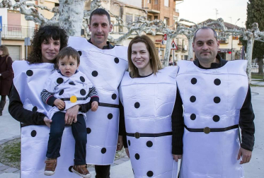 Los vecinos de Allo celebraron su fiesta de carnaval el sábado 2 de marzo. Abrió la jornada una comida organizada por Txorota en el Centro Cívico, a la que siguió el recorrido por la localidad, acompañados de la charanga local 'Los Virtuosos', con reparto de pastas y magdalenas. A la tarde, los vecinos disfrutaron de una chocolatada con bollo en el centro cívico, que dió paso a la actuación del DJ Txemi. La fiesta se cerró con discomóvil hasta la madrugada.