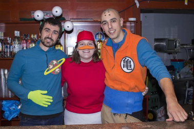 Los vecinos de Allo celebraron su fiesta de carnaval el sábado 2 de marzo. Abrió la jornada una comida organizada por Txorota en el Centro Cívico, a la que siguió el recorrido por la localidad, acompañados de la charanga local 'Los Virtuosos', con reparto de pastas y magdalenas. A la tarde, los vecinos disfrutaron de una chocolatada con bollo en el centro cívico, que dió paso a la actuación del DJ Txemi. La fiesta se cerró con discomóvil hasta la madrugada.
