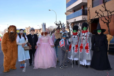 El gran desfile de Carnaval, que se celebró la tarde del sábado pasado, es el evento más esperado por los tudelanos en estas fiestas.  El recorrido comenzó en el exterior de la Antigua Estación de Autobuses y contó con la participación, entre otros, del Zanpantzar de Peña Beterri, la Asociación Cultural de Mujeres Lourdes, la charanga “Las Peñas”, la Asociación Cultural Argia Ikastola, los Gaiteros de Tudela, la Apyma C.P. de Griseras, Asociación Tuterako Txistulariak, grupo “Retrofuturo”, Apyma C.P. Monte San Julián, AD. Tudela Hockey Club, grupo “Tobas añas desde Bolivia”, Apyma Anunciata, grupo de malabares, grupo de padres y madres del C.P. Huertas Mayores y Salay Bolivia Navarra.
