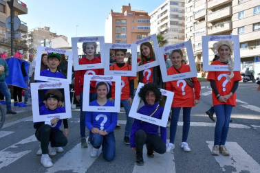El gran desfile de Carnaval, que se celebró la tarde del sábado pasado, es el evento más esperado por los tudelanos en estas fiestas.  El recorrido comenzó en el exterior de la Antigua Estación de Autobuses y contó con la participación, entre otros, del Zanpantzar de Peña Beterri, la Asociación Cultural de Mujeres Lourdes, la charanga “Las Peñas”, la Asociación Cultural Argia Ikastola, los Gaiteros de Tudela, la Apyma C.P. de Griseras, Asociación Tuterako Txistulariak, grupo “Retrofuturo”, Apyma C.P. Monte San Julián, AD. Tudela Hockey Club, grupo “Tobas añas desde Bolivia”, Apyma Anunciata, grupo de malabares, grupo de padres y madres del C.P. Huertas Mayores y Salay Bolivia Navarra.