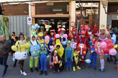 El gran desfile de Carnaval, que se celebró la tarde del sábado pasado, es el evento más esperado por los tudelanos en estas fiestas.  El recorrido comenzó en el exterior de la Antigua Estación de Autobuses y contó con la participación, entre otros, del Zanpantzar de Peña Beterri, la Asociación Cultural de Mujeres Lourdes, la charanga “Las Peñas”, la Asociación Cultural Argia Ikastola, los Gaiteros de Tudela, la Apyma C.P. de Griseras, Asociación Tuterako Txistulariak, grupo “Retrofuturo”, Apyma C.P. Monte San Julián, AD. Tudela Hockey Club, grupo “Tobas añas desde Bolivia”, Apyma Anunciata, grupo de malabares, grupo de padres y madres del C.P. Huertas Mayores y Salay Bolivia Navarra.
