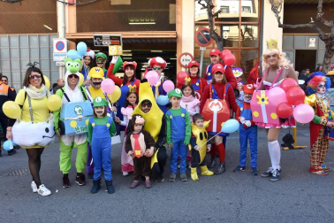 El gran desfile de Carnaval, que se celebró la tarde del sábado pasado, es el evento más esperado por los tudelanos en estas fiestas.  El recorrido comenzó en el exterior de la Antigua Estación de Autobuses y contó con la participación, entre otros, del Zanpantzar de Peña Beterri, la Asociación Cultural de Mujeres Lourdes, la charanga “Las Peñas”, la Asociación Cultural Argia Ikastola, los Gaiteros de Tudela, la Apyma C.P. de Griseras, Asociación Tuterako Txistulariak, grupo “Retrofuturo”, Apyma C.P. Monte San Julián, AD. Tudela Hockey Club, grupo “Tobas añas desde Bolivia”, Apyma Anunciata, grupo de malabares, grupo de padres y madres del C.P. Huertas Mayores y Salay Bolivia Navarra.