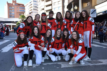 El gran desfile de Carnaval, que se celebró la tarde del sábado pasado, es el evento más esperado por los tudelanos en estas fiestas.  El recorrido comenzó en el exterior de la Antigua Estación de Autobuses y contó con la participación, entre otros, del Zanpantzar de Peña Beterri, la Asociación Cultural de Mujeres Lourdes, la charanga “Las Peñas”, la Asociación Cultural Argia Ikastola, los Gaiteros de Tudela, la Apyma C.P. de Griseras, Asociación Tuterako Txistulariak, grupo “Retrofuturo”, Apyma C.P. Monte San Julián, AD. Tudela Hockey Club, grupo “Tobas añas desde Bolivia”, Apyma Anunciata, grupo de malabares, grupo de padres y madres del C.P. Huertas Mayores y Salay Bolivia Navarra.