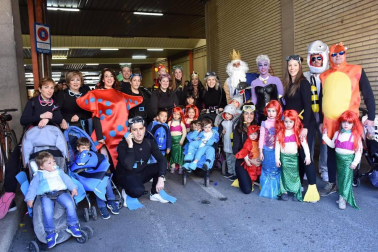 El gran desfile de Carnaval, que se celebró la tarde del sábado pasado, es el evento más esperado por los tudelanos en estas fiestas.  El recorrido comenzó en el exterior de la Antigua Estación de Autobuses y contó con la participación, entre otros, del Zanpantzar de Peña Beterri, la Asociación Cultural de Mujeres Lourdes, la charanga “Las Peñas”, la Asociación Cultural Argia Ikastola, los Gaiteros de Tudela, la Apyma C.P. de Griseras, Asociación Tuterako Txistulariak, grupo “Retrofuturo”, Apyma C.P. Monte San Julián, AD. Tudela Hockey Club, grupo “Tobas añas desde Bolivia”, Apyma Anunciata, grupo de malabares, grupo de padres y madres del C.P. Huertas Mayores y Salay Bolivia Navarra.
