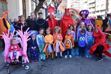 El gran desfile de Carnaval, que se celebró la tarde del sábado pasado, es el evento más esperado por los tudelanos en estas fiestas.  El recorrido comenzó en el exterior de la Antigua Estación de Autobuses y contó con la participación, entre otros, del Zanpantzar de Peña Beterri, la Asociación Cultural de Mujeres Lourdes, la charanga “Las Peñas”, la Asociación Cultural Argia Ikastola, los Gaiteros de Tudela, la Apyma C.P. de Griseras, Asociación Tuterako Txistulariak, grupo “Retrofuturo”, Apyma C.P. Monte San Julián, AD. Tudela Hockey Club, grupo “Tobas añas desde Bolivia”, Apyma Anunciata, grupo de malabares, grupo de padres y madres del C.P. Huertas Mayores y Salay Bolivia Navarra.