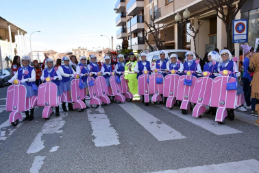 El gran desfile de Carnaval, que se celebró la tarde del sábado pasado, es el evento más esperado por los tudelanos en estas fiestas.  El recorrido comenzó en el exterior de la Antigua Estación de Autobuses y contó con la participación, entre otros, del Zanpantzar de Peña Beterri, la Asociación Cultural de Mujeres Lourdes, la charanga “Las Peñas”, la Asociación Cultural Argia Ikastola, los Gaiteros de Tudela, la Apyma C.P. de Griseras, Asociación Tuterako Txistulariak, grupo “Retrofuturo”, Apyma C.P. Monte San Julián, AD. Tudela Hockey Club, grupo “Tobas añas desde Bolivia”, Apyma Anunciata, grupo de malabares, grupo de padres y madres del C.P. Huertas Mayores y Salay Bolivia Navarra.