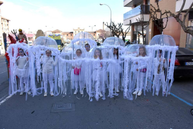 El gran desfile de Carnaval, que se celebró la tarde del sábado pasado, es el evento más esperado por los tudelanos en estas fiestas.  El recorrido comenzó en el exterior de la Antigua Estación de Autobuses y contó con la participación, entre otros, del Zanpantzar de Peña Beterri, la Asociación Cultural de Mujeres Lourdes, la charanga “Las Peñas”, la Asociación Cultural Argia Ikastola, los Gaiteros de Tudela, la Apyma C.P. de Griseras, Asociación Tuterako Txistulariak, grupo “Retrofuturo”, Apyma C.P. Monte San Julián, AD. Tudela Hockey Club, grupo “Tobas añas desde Bolivia”, Apyma Anunciata, grupo de malabares, grupo de padres y madres del C.P. Huertas Mayores y Salay Bolivia Navarra.