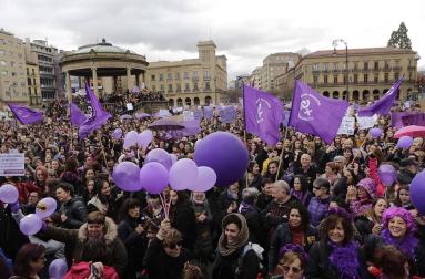 Concentración en la plaza del Castillo de Pamplona por el Día de la Mujer