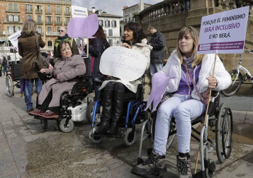 Concentración en la plaza del Castillo de Pamplona por el Día de la Mujer