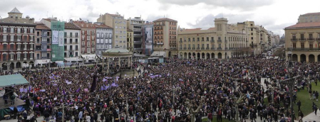 Concentración en la plaza del Castillo de Pamplona por el Día de la Mujer