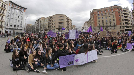 Concentración en la plaza del Castillo de Pamplona por el Día de la Mujer