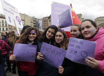 Concentración en la plaza del Castillo de Pamplona por el Día de la Mujer