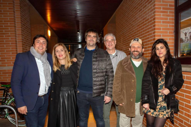 El Auditorio Barañáin, en colaboración con Flamenco on Fire, presentó el 2 de marzo a Raimundo Amador dentro de su gira Gypsy Flamenco Blues. En este espectáculo, el artista hace un repaso a su carrera y muestra su nuevo disco en solitario, titulado '60 Aniversario Directo en casa'. Sus fieles seguidores no perdieron la oportunidad de escuchar sobre el escenario a este artista universal que ha fusionado como nadie blues, flamenco y rock.