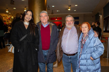 El Auditorio Barañáin, en colaboración con Flamenco on Fire, presentó el 2 de marzo a Raimundo Amador dentro de su gira Gypsy Flamenco Blues. En este espectáculo, el artista hace un repaso a su carrera y muestra su nuevo disco en solitario, titulado '60 Aniversario Directo en casa'. Sus fieles seguidores no perdieron la oportunidad de escuchar sobre el escenario a este artista universal que ha fusionado como nadie blues, flamenco y rock.
