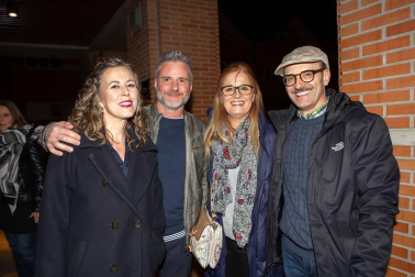 El Auditorio Barañáin, en colaboración con Flamenco on Fire, presentó el 2 de marzo a Raimundo Amador dentro de su gira Gypsy Flamenco Blues. En este espectáculo, el artista hace un repaso a su carrera y muestra su nuevo disco en solitario, titulado '60 Aniversario Directo en casa'. Sus fieles seguidores no perdieron la oportunidad de escuchar sobre el escenario a este artista universal que ha fusionado como nadie blues, flamenco y rock.